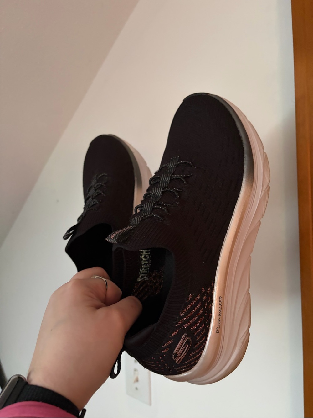 Skechers D'Lux Walker let it glow slip on memory foam in black rose gold Size 10